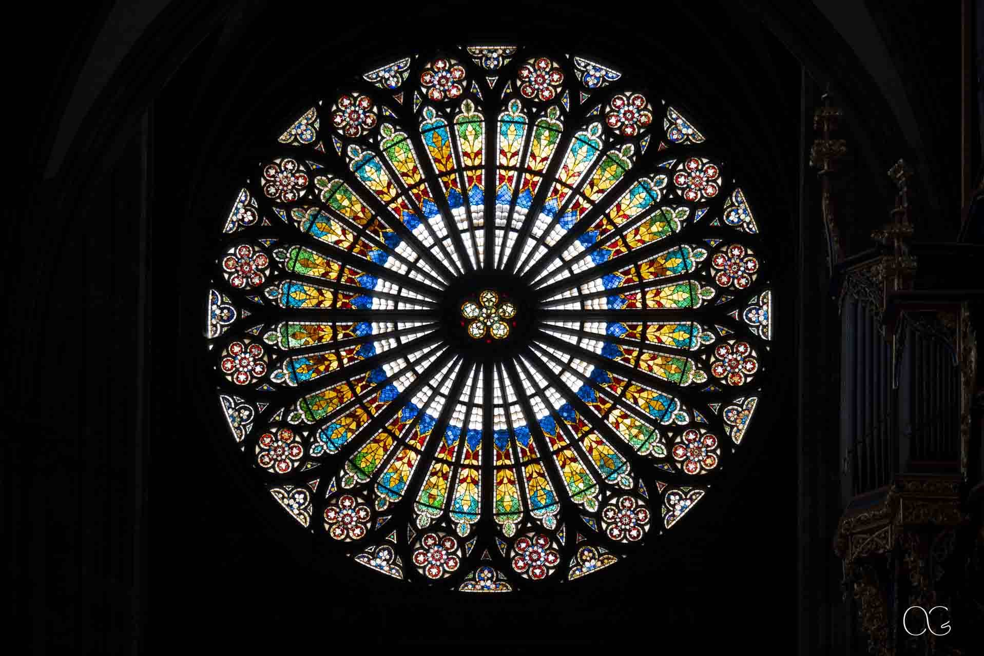 Rosace en arc-en-ciel